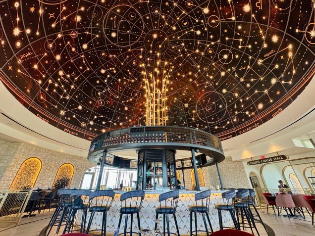 Situado no 10º andar, Bar Helios é destaque do hotel, com temática de constelações gregas e vistas privilegiadas para o Epic Universe • Saulo Tafarelo