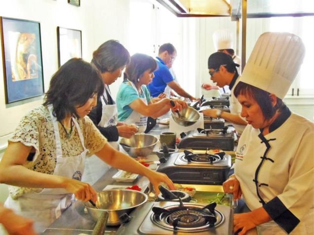 Na Tailândia, Blue Elephant Cooking School oferece cursos de até 5 dias para turistas que querem fazer uma imersão na culinária local • Reprodução Facebook
