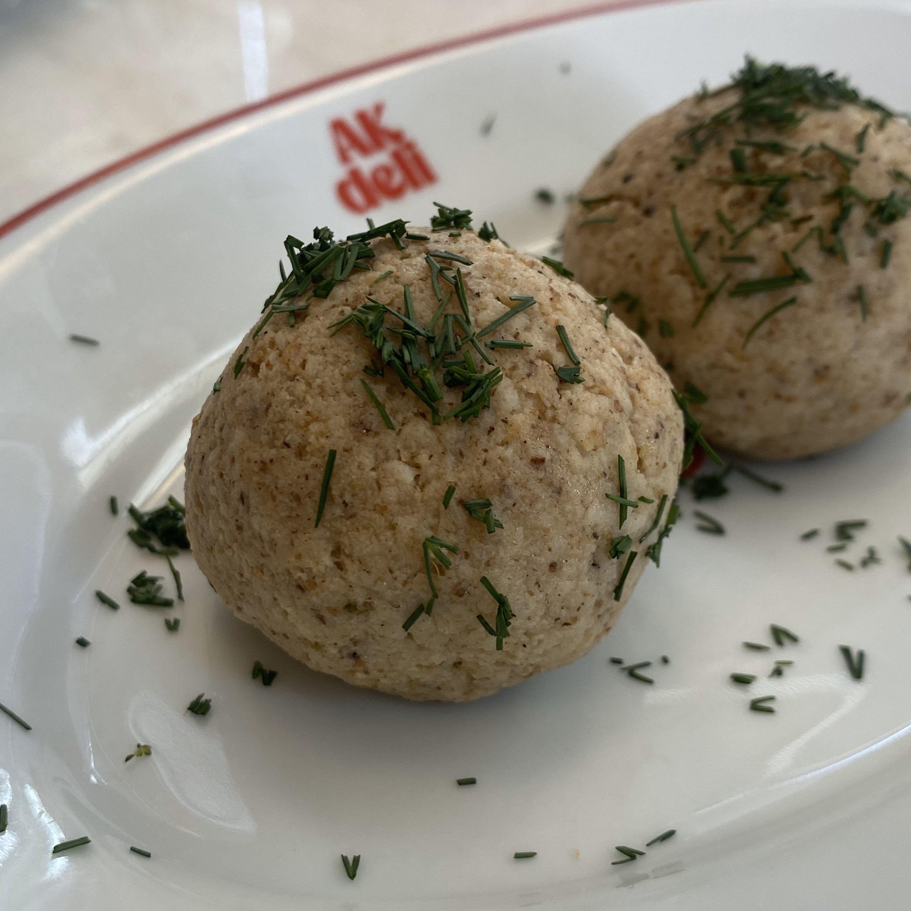 Bolas de Matzá, feita com farinha especial é tradicional no Pessach. Elas estão à disposição para encomendas no menu da AK Deli • Jeniffer Marques