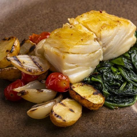 Lombo de bacalhau assado com tomatinho confit, espinafre e batatas coradas é prato especial do Capim Santo para a Páscoa • Mário Rodrigues