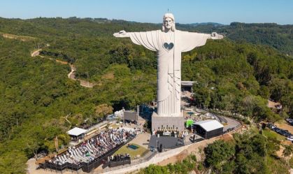 Maior Cristo do Brasil tem bênção do papa e até vira-lata como mascote