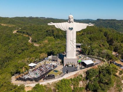 Estátua de Cristo Protetor em Encantado (RS)