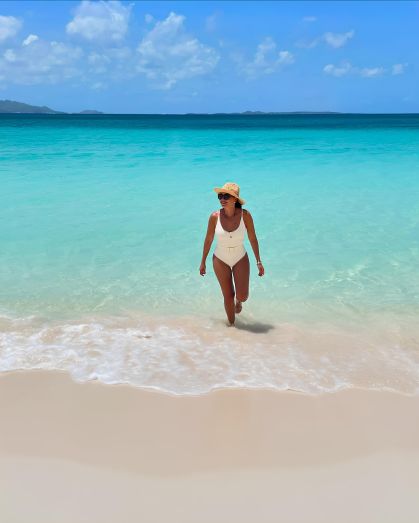 Daniela Filomeno no mar azul de Anguilla
