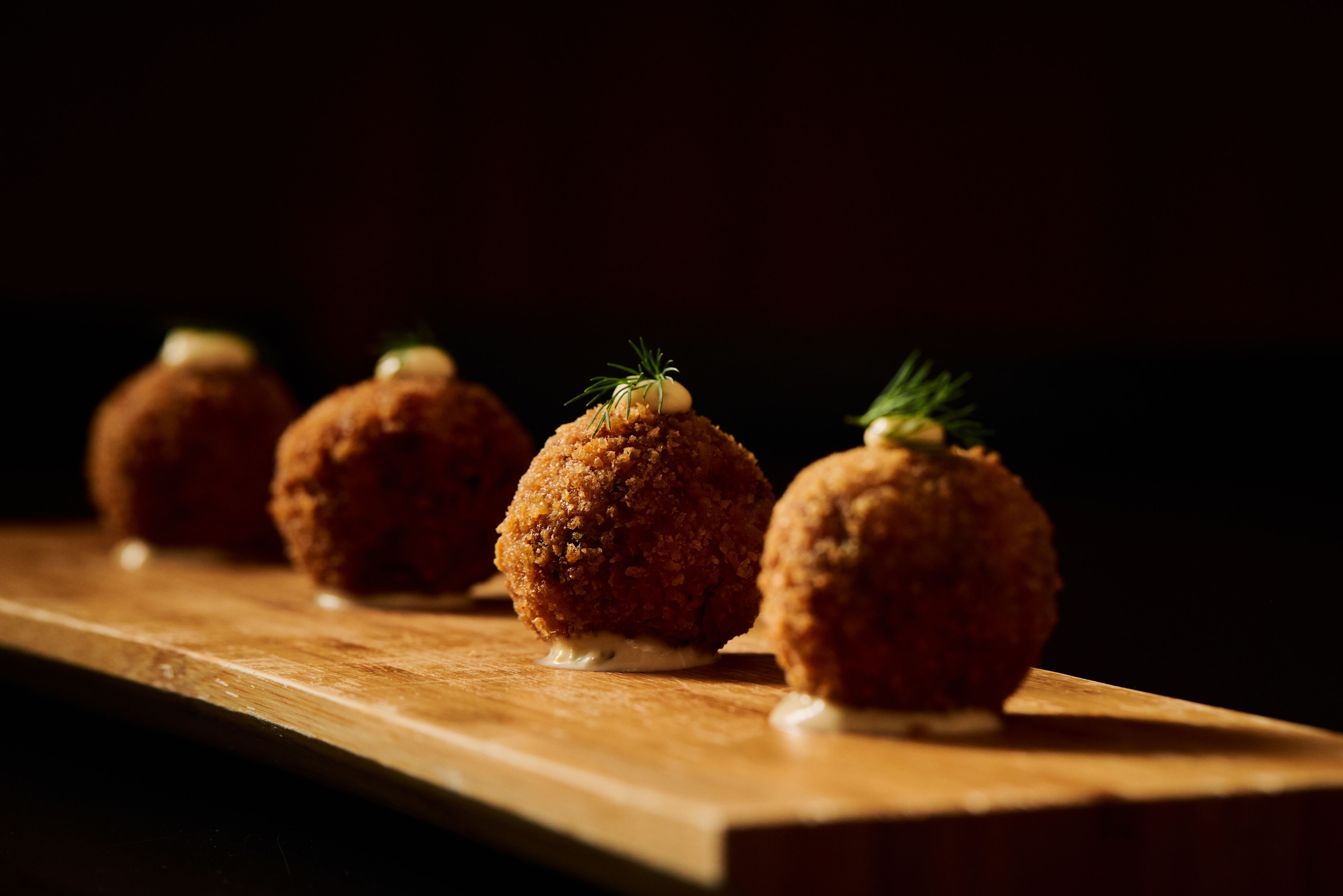 Arancini de Polvo alla Luciana servido com aioli de limão siciliano é a sugestão de entrada do Donna para a Sexta-feira de Páscoa • Rodolfo Regini