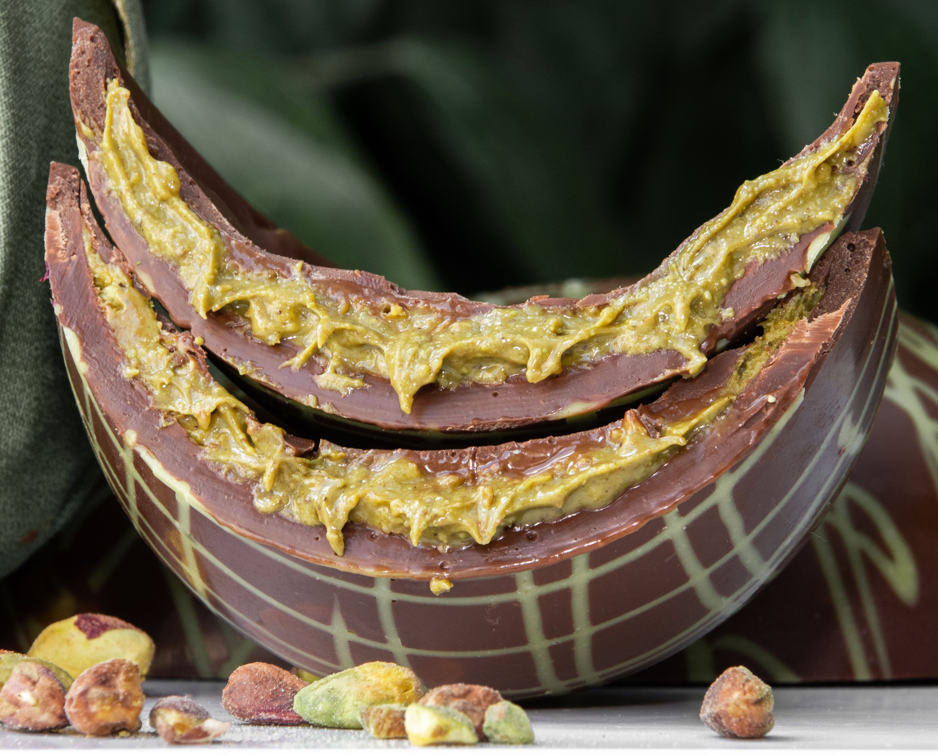Ovo Dubai Pistachio: casca recheada com pasta integral de pistache, flocos de milho caramelizados e pasta de tahini • Victoria Caldini
