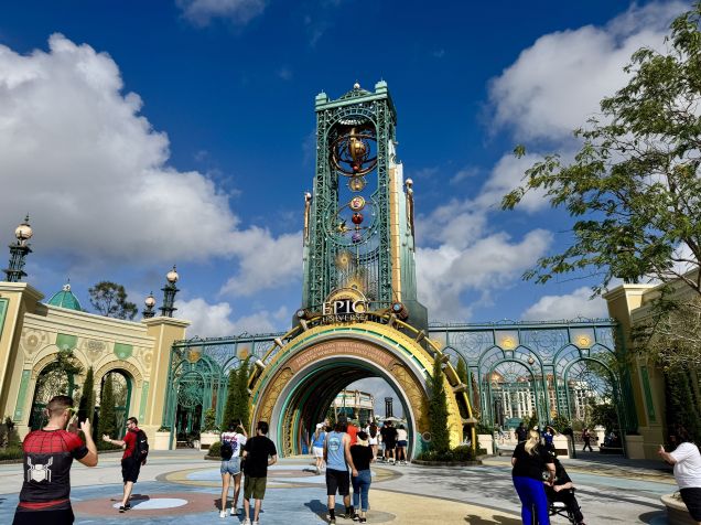 Portal de entrada do Universal Epic Universe, novo parque temático de Orlando • Saulo Tafarelo