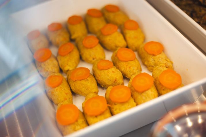Super tradicional da culinária judaica, Gefilte fish é um bolinho de peixe que também está à disposição para encomendas na AK Deli • Divulgação