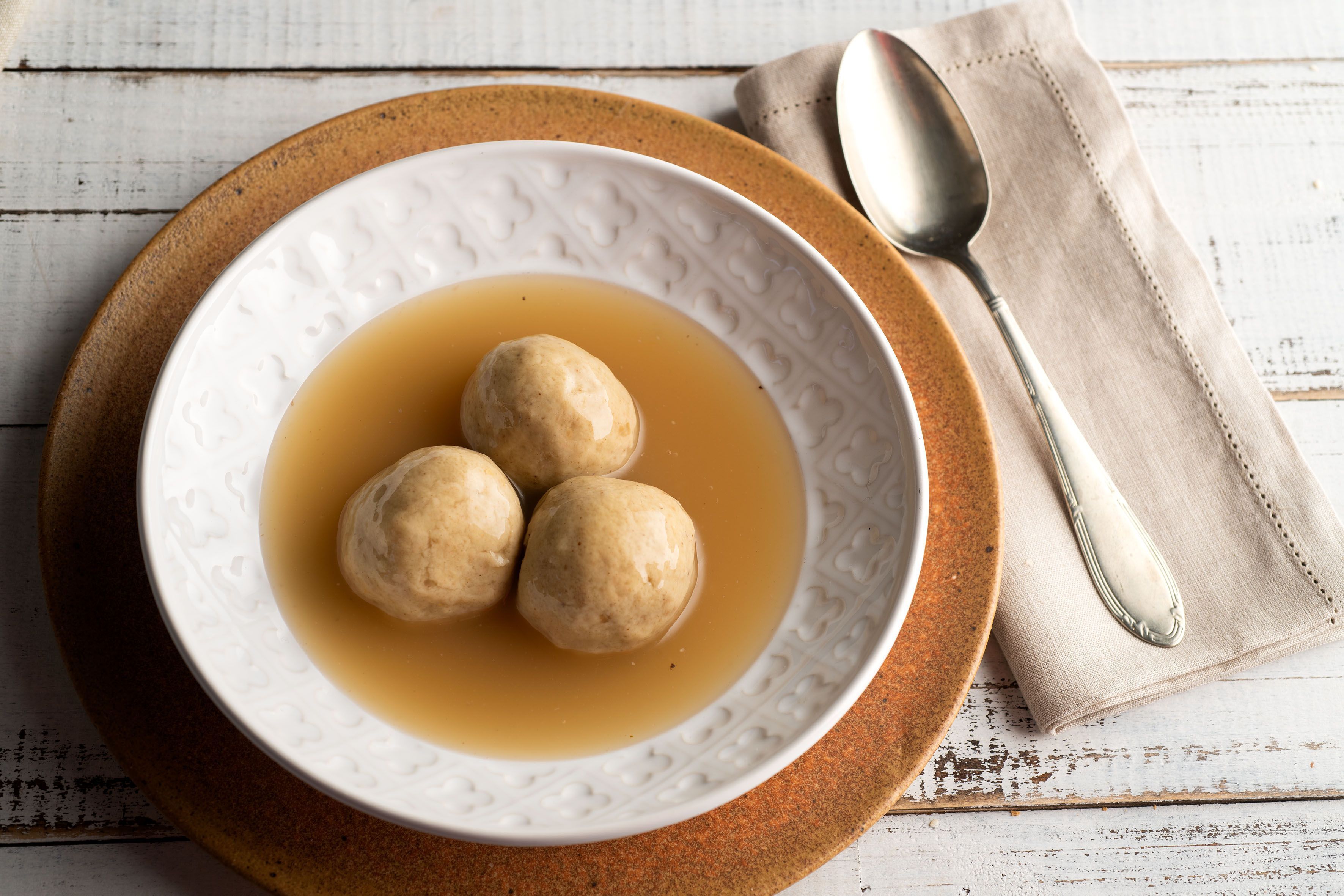 Kneidlach de Matzá com Caldo de Frango - - Foto Iara Venanzi