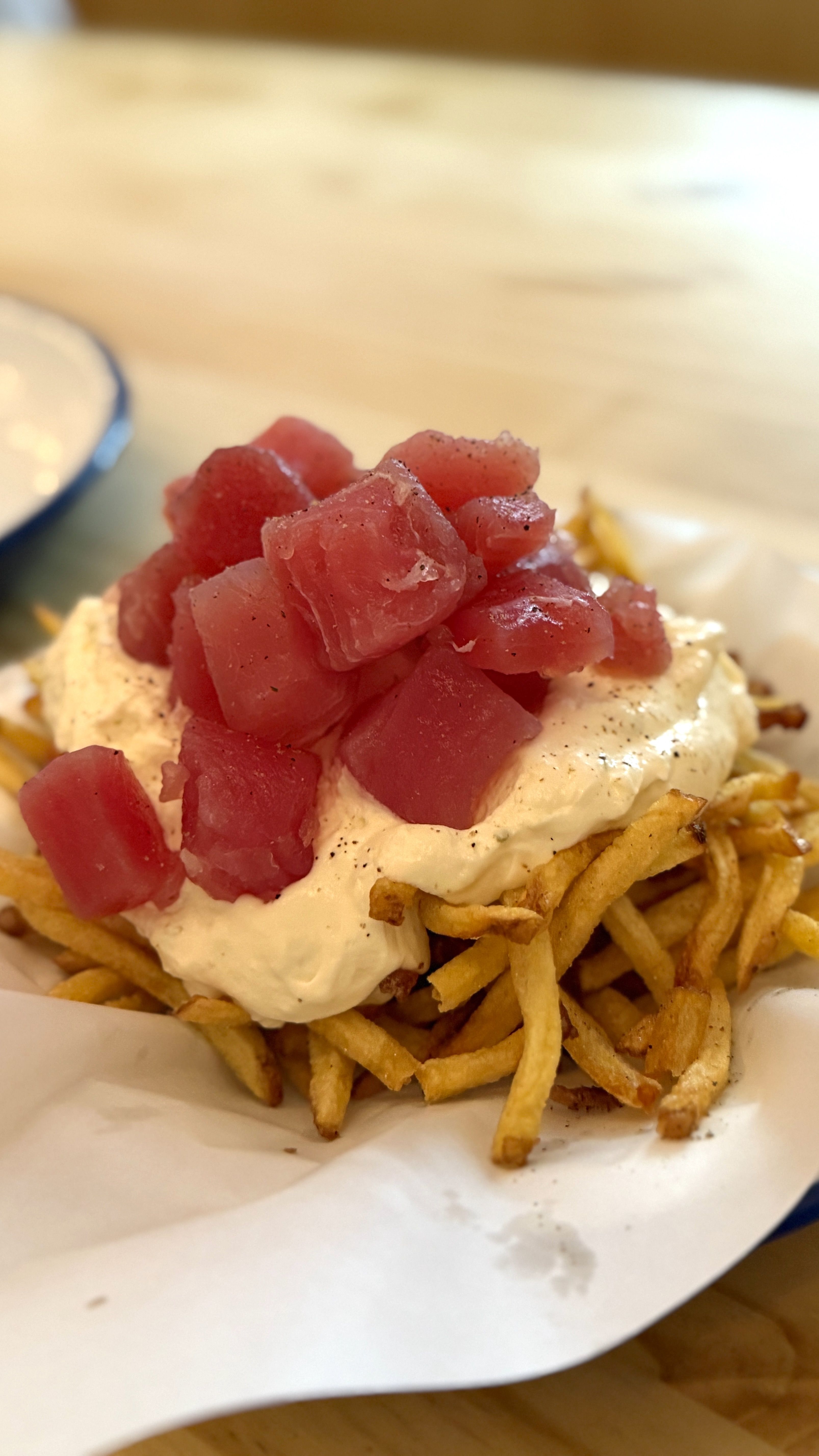 Batata frita com creme azedo e atum curado • Tina Bini