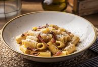 Carbonara: tradição, polêmica e reinvenção no famoso prato italiano
