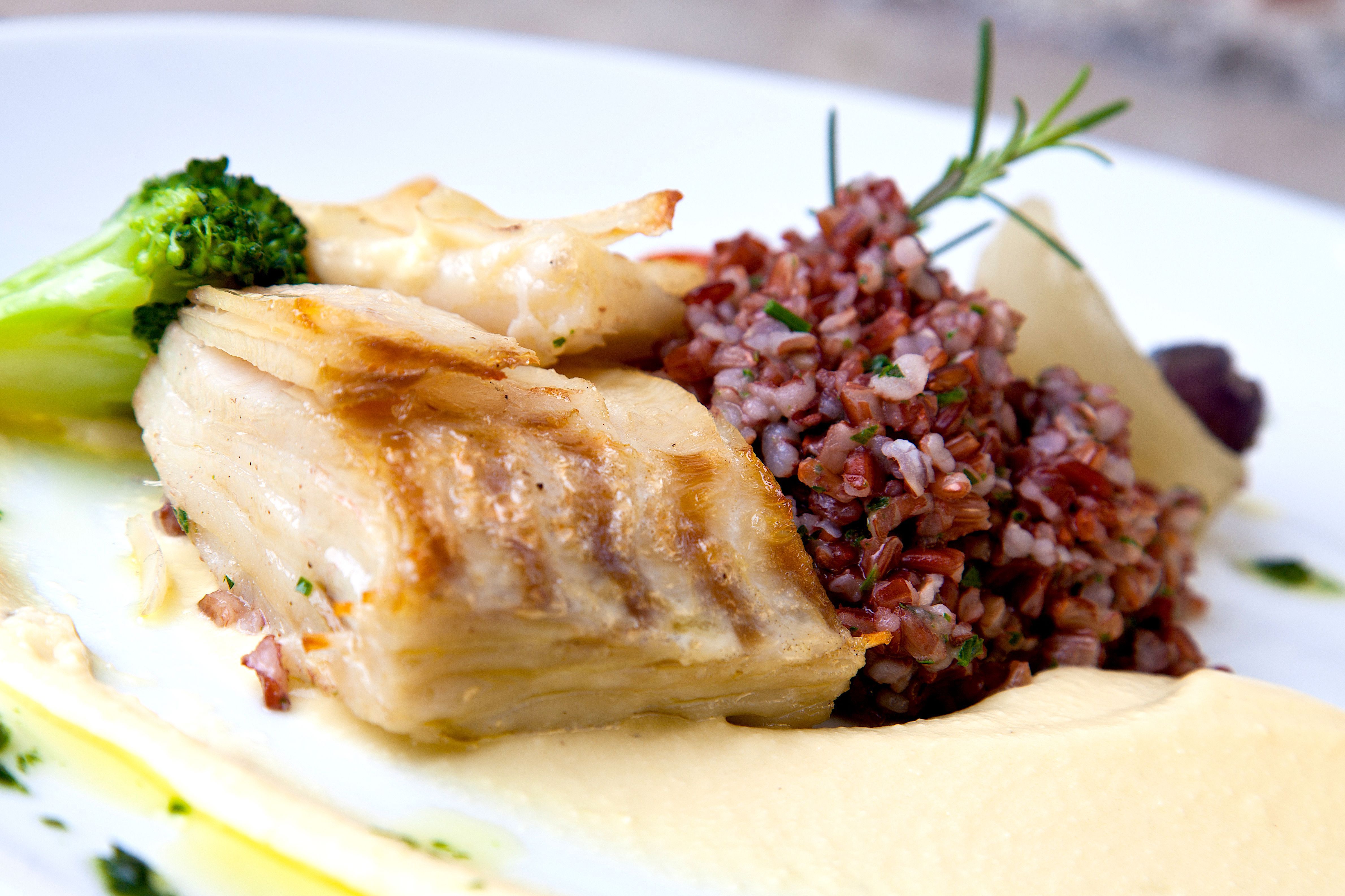 Bacalhau assado em sua emulsão com legumes e arroz vermelho será servido durante todo o fim de semana de Páscoa nas três unidades do Nou • Divulgação