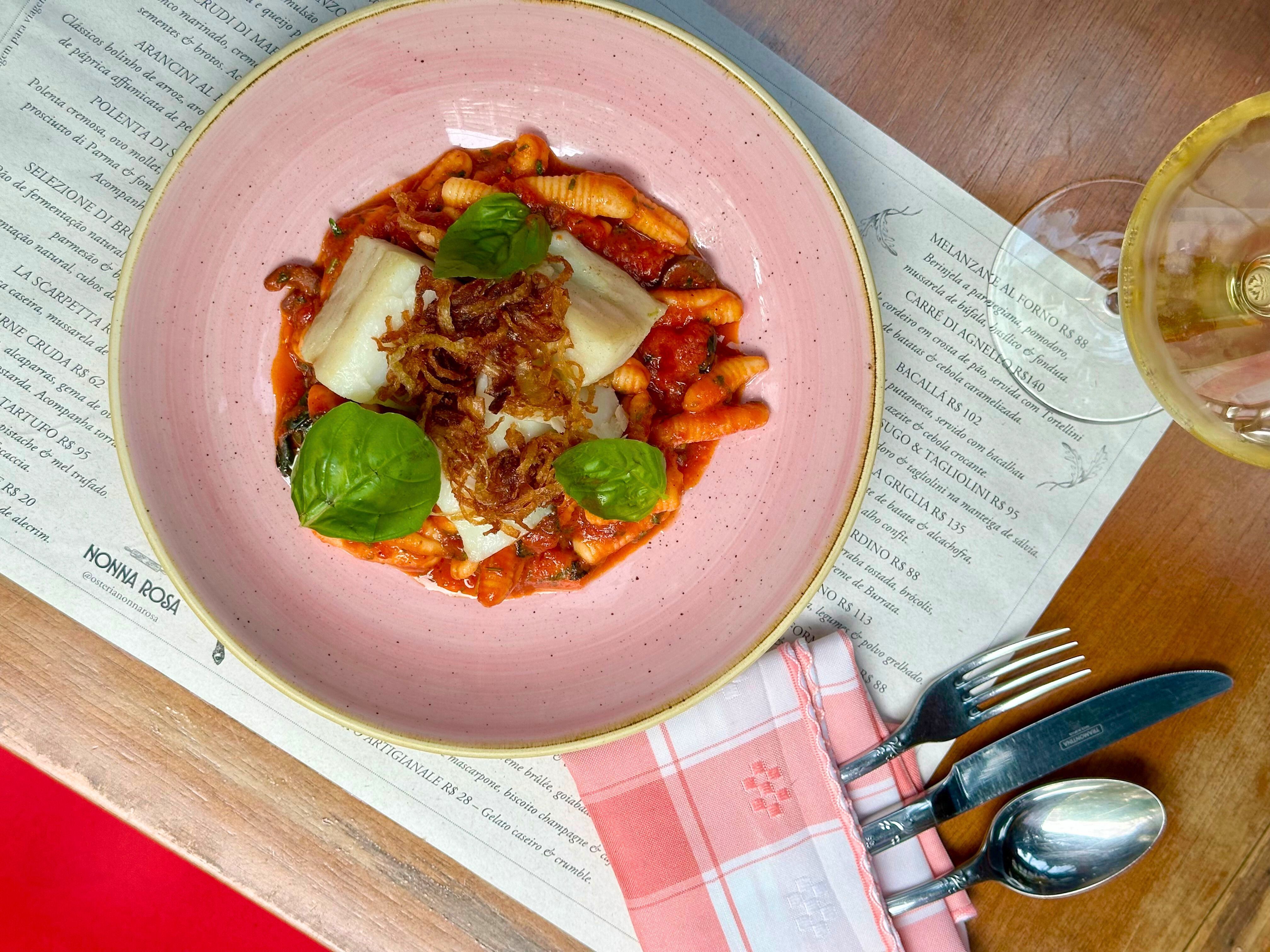 Sugestão do Nonna Rosa para a Páscoa é o Baccalá, um bacalhau assado no azeite servido com cavatelli alla puttanesca e cebola crocante • Rafaella Martins