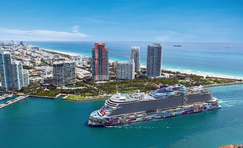 Navio terá como base portos na Flórida e em Nova York com destino a ilhas e praias do Caribe • Divulgação/NCL