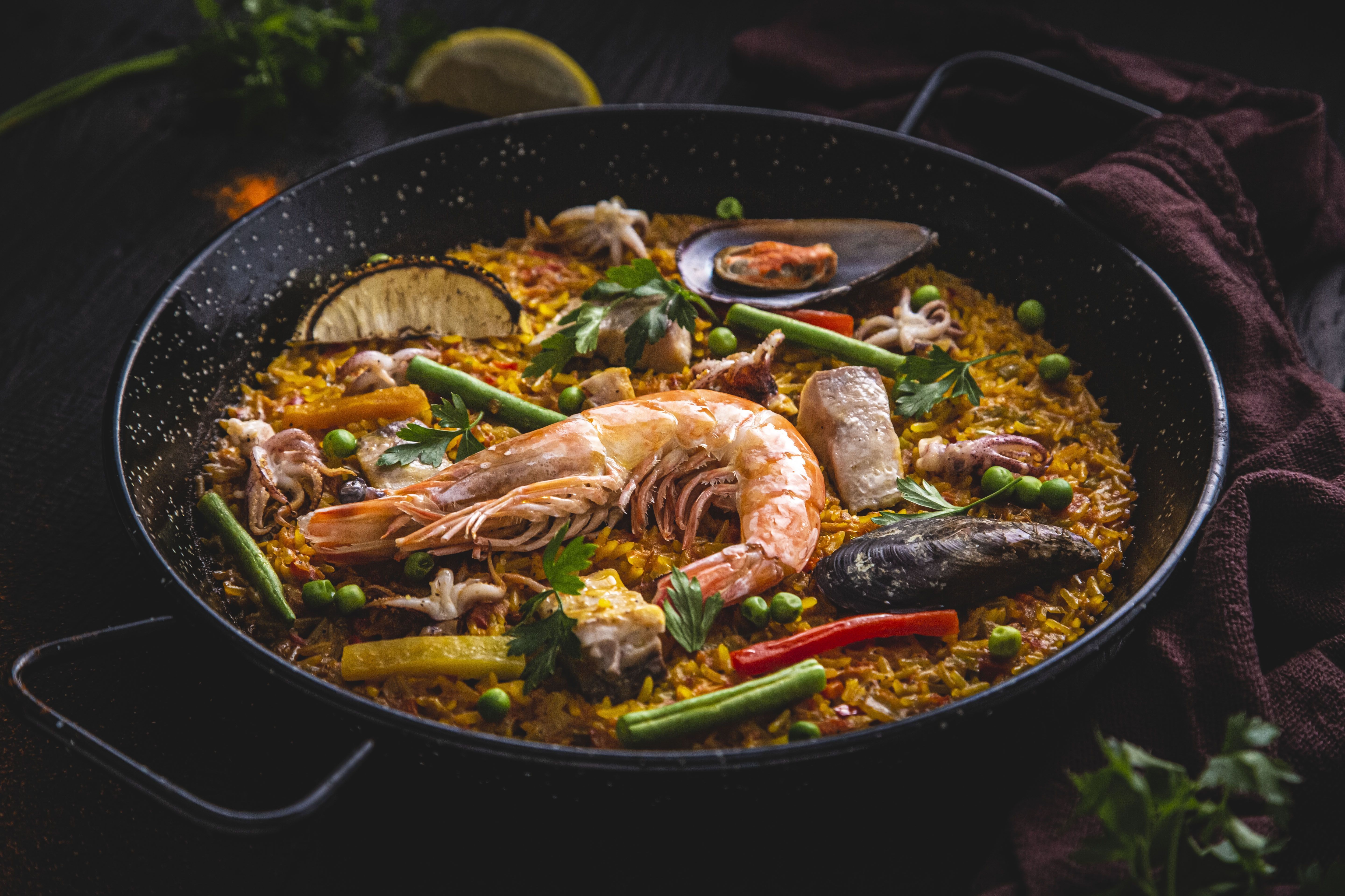 Arroz de polvo a La Mariñera, feito a base de azeite, alho-poró, vinho branco, tomate ralado e ervas frescas, é uma das sugestões do Torero Valese para a Páscoa • Mario Rodrigues