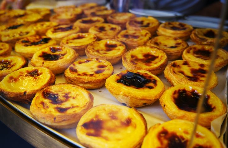 Dentre as receitas clássicas portuguesas, turistas podem aprender a fazer o tradicional pastel de nata • Unsplash