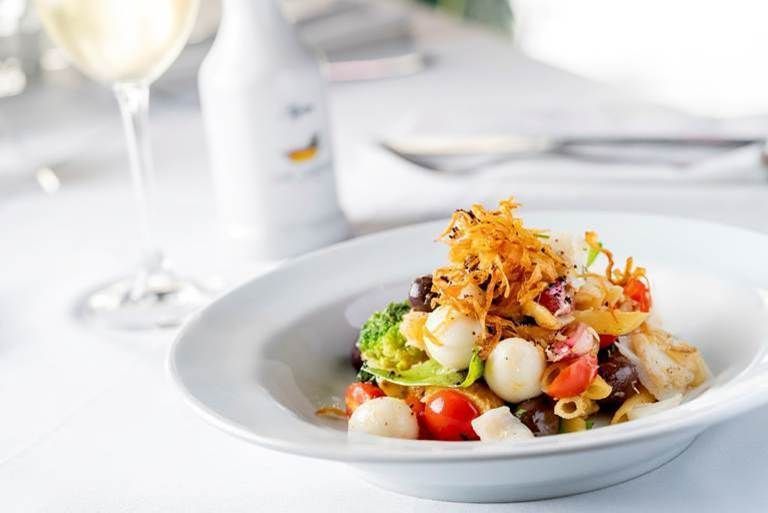 Penne com lascas de bacalhau acompanhado de brócolis, azeitonas, ovos de codorna, tomate cereja e alcachofras regados no azeite e cebolas crocantes é o prato especial do Due Cuochi para a Páscoa • Tadeu Brunelli