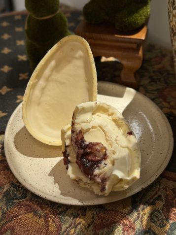 Siciliano, com casca de chocolate branco e recheado de brigadeiro de limão siciliano e geleia de frutas vermelhas • Divulgação