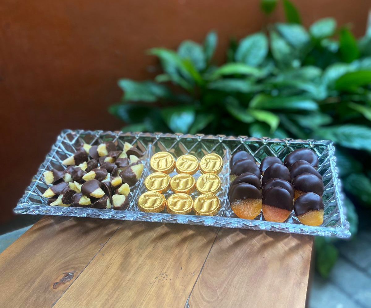 Petisqueira com Moedas Hai de chocolate ao leite e damascos banhados ao chocolate é sugestão de presente da Tchocolath para o Pessach • Gustavo Dermendjian