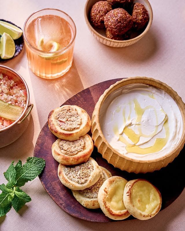 Ppratos da culinária árabe do Almanara • Instagram/Almanara