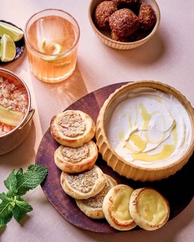 Ppratos da culinária árabe do Almanara • Instagram/Almanara