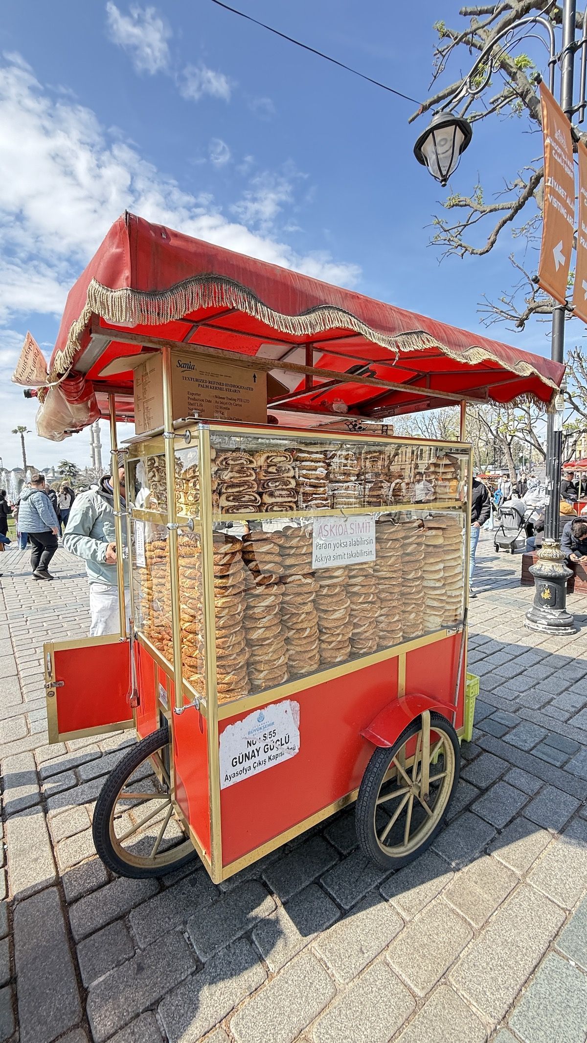 Barracas de rua no centro antigo vendem o tradicional Simit, pão turco em formato• Tina Bini