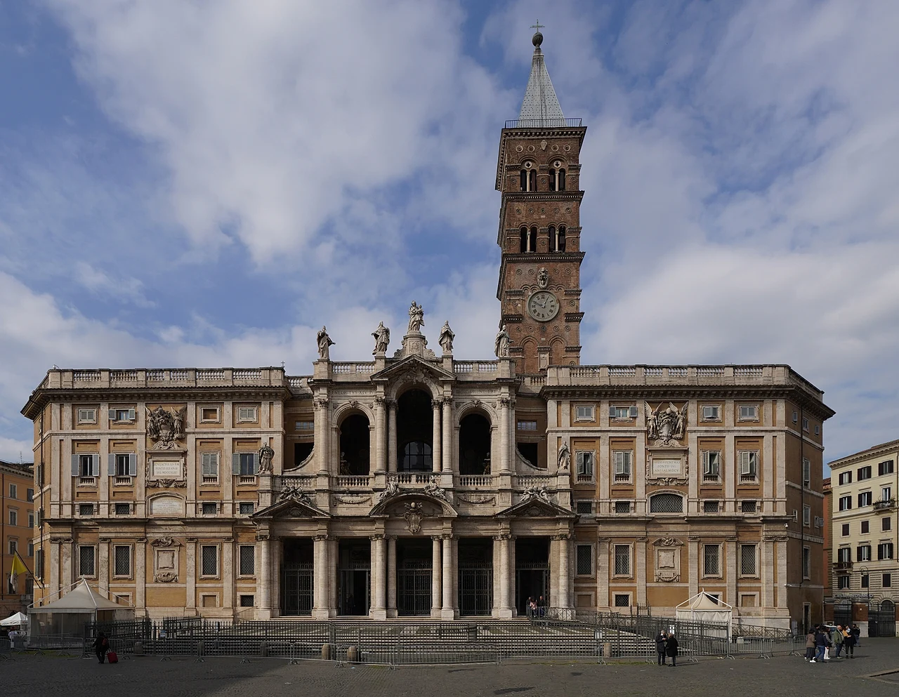 Exterior da Basílica Santa Maria Maggiore, no alto do Monte Equilino, em Roma • Wikimedia Commons