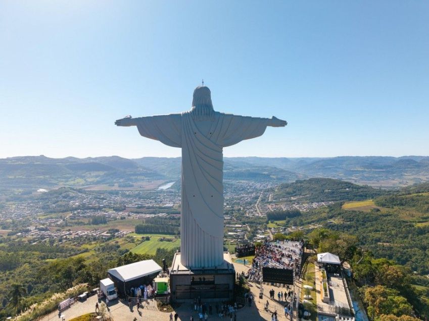 Estátua tem cinco metros e meio a mais que o Cristo Redentor e tem vistas para o Vale do Taquari • Maurício Tonetto/Secom