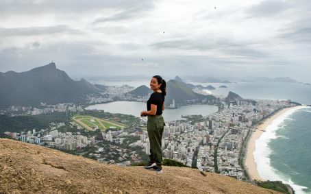 Daniela Filomeno no pico do Morro Dois Irmãos