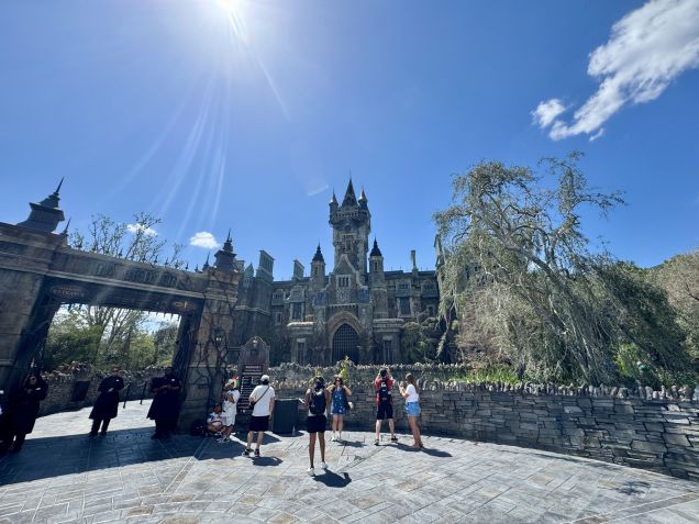 Castelo da atração "Monsters Unchained: The Frankenstein Experiment"; Dark Universe homenageia histórias e lendas de monstros clássicos, como Drácula, Lobisomem e Frankenstein • Saulo Tafarelo