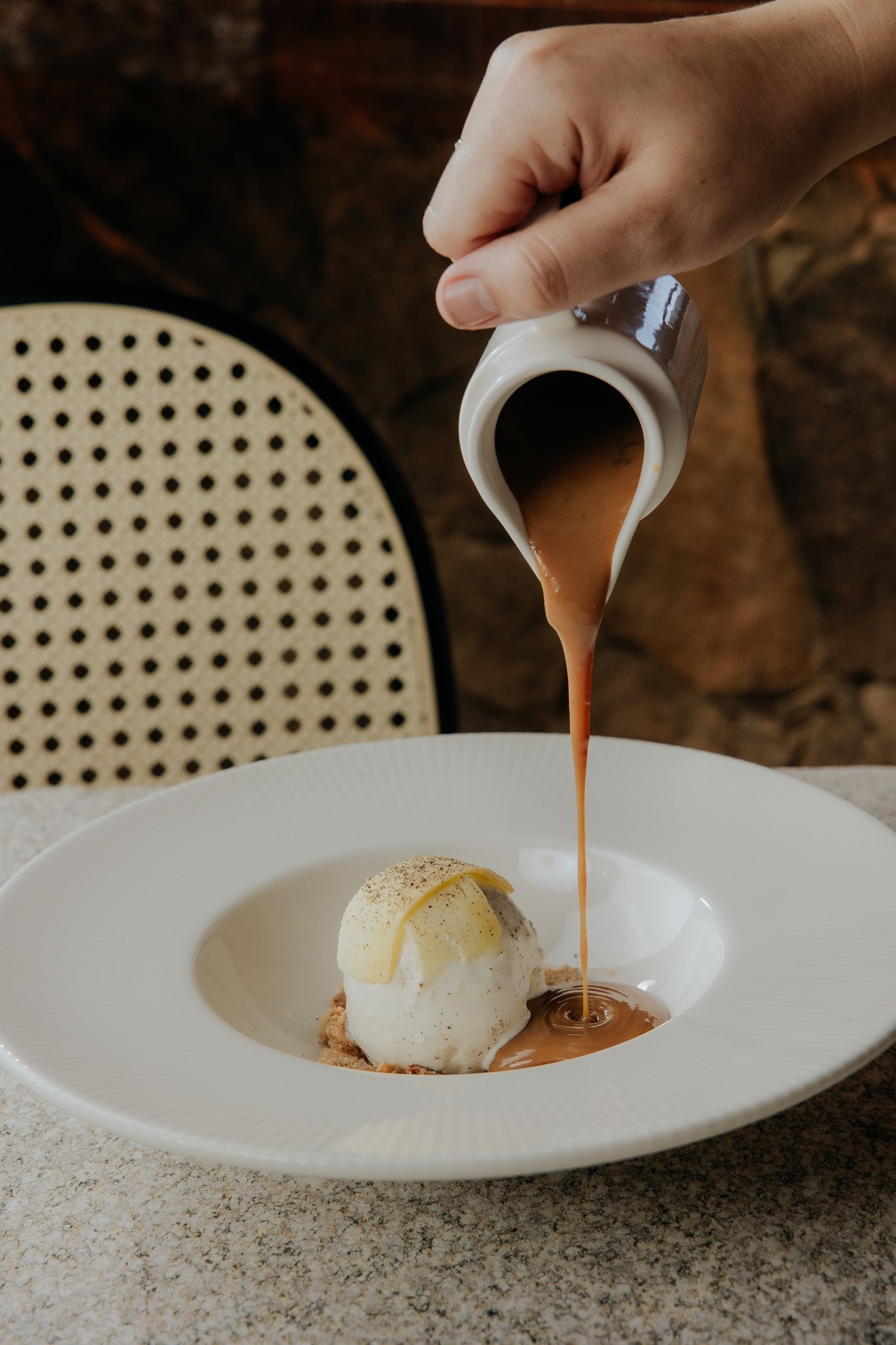 Doce de leite levemente queimado com farofinha de nozes, queijo Canastra e sorvete de queijo • Magê Monteiro