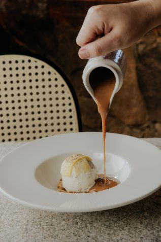 Doce de leite levemente queimado com farofinha de nozes, queijo Canastra e sorvete de queijo • Magê Monteiro
