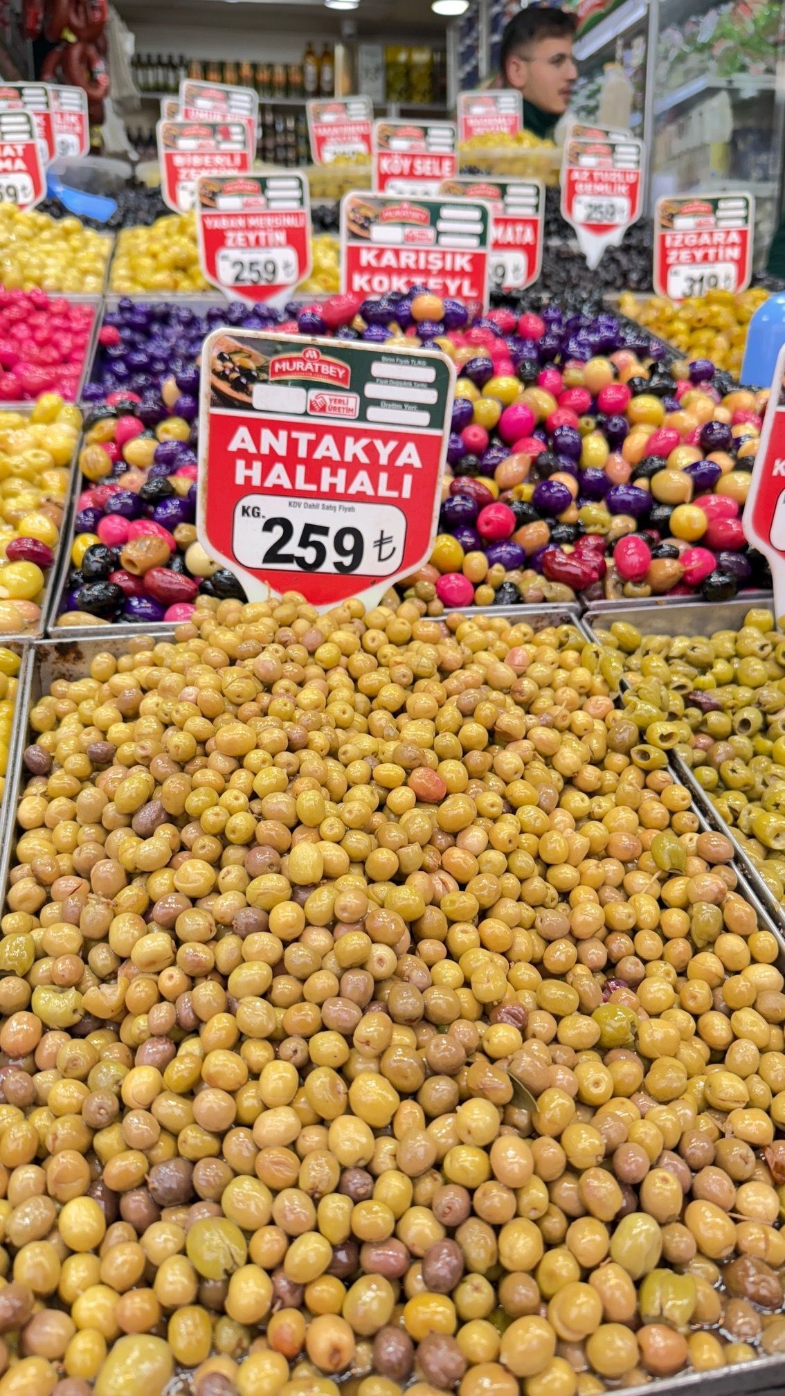 Azeitonas no Bazar das Especiarias, Istambul. Reserve um tempo para conhecer a área externa do bazar  • Tina Bini