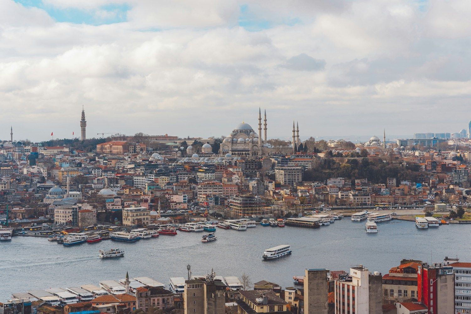 Vista Torre da Gálata • Foto de Hafizul Hafiz na Unsplash