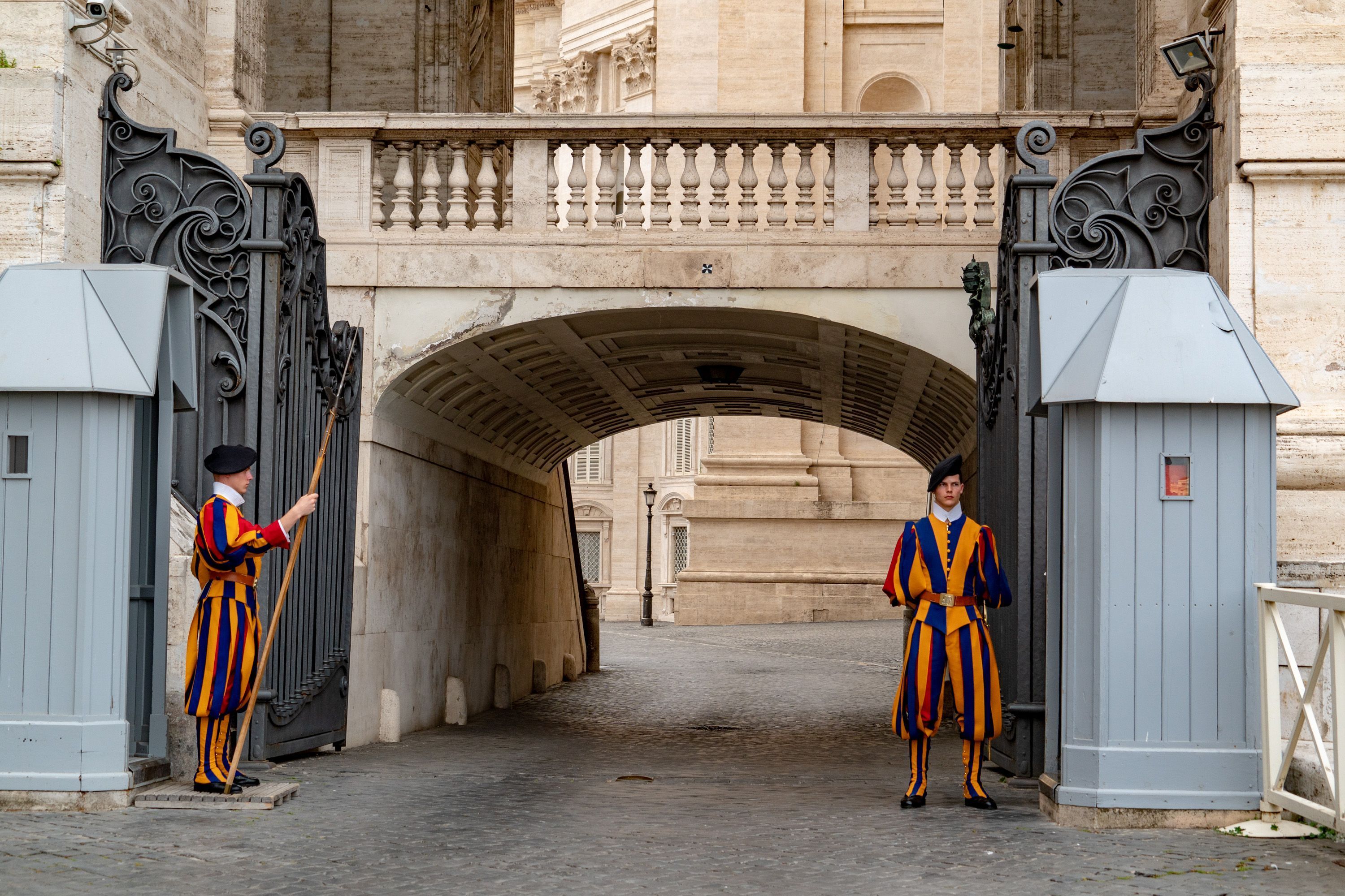 Guarda Suíça Pontifícia protege o papa e o Vaticano • izanbar/ iStock Editorial / Getty Images Plus