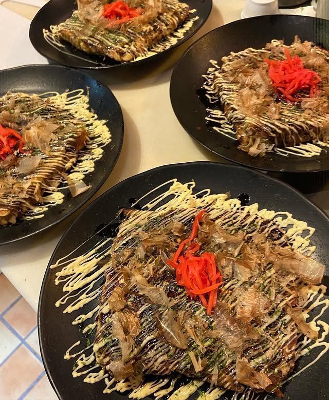 Prato okonomiyaki, feito com frutos do mar ou frango e bacon • Instagram/Ikedaya