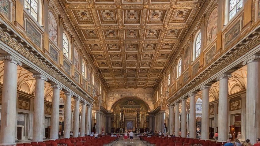 Nave da Basílica Santa Maria Maggiore, dedicada à Virgem Maria, em Roma • Wikimedia Commons