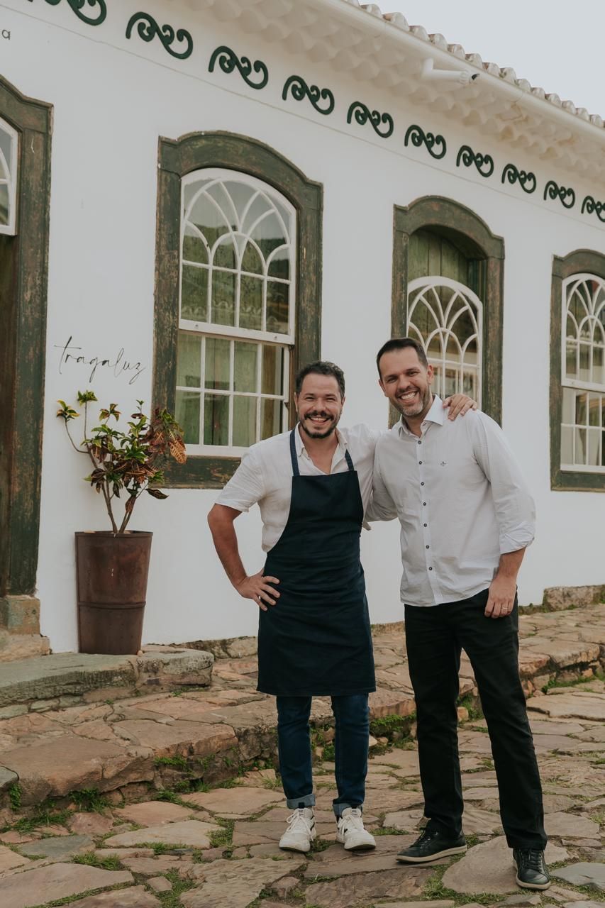 Felipe e Pedro em frente ao Tragaluz, em Tiradentes • Magê Monteiro