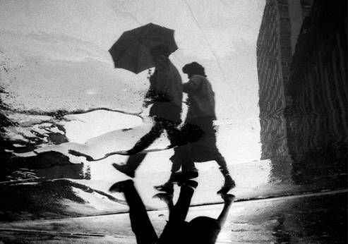 Casal na Chuva, na Rua Barão de Limeira, em 1952 • German Lorca