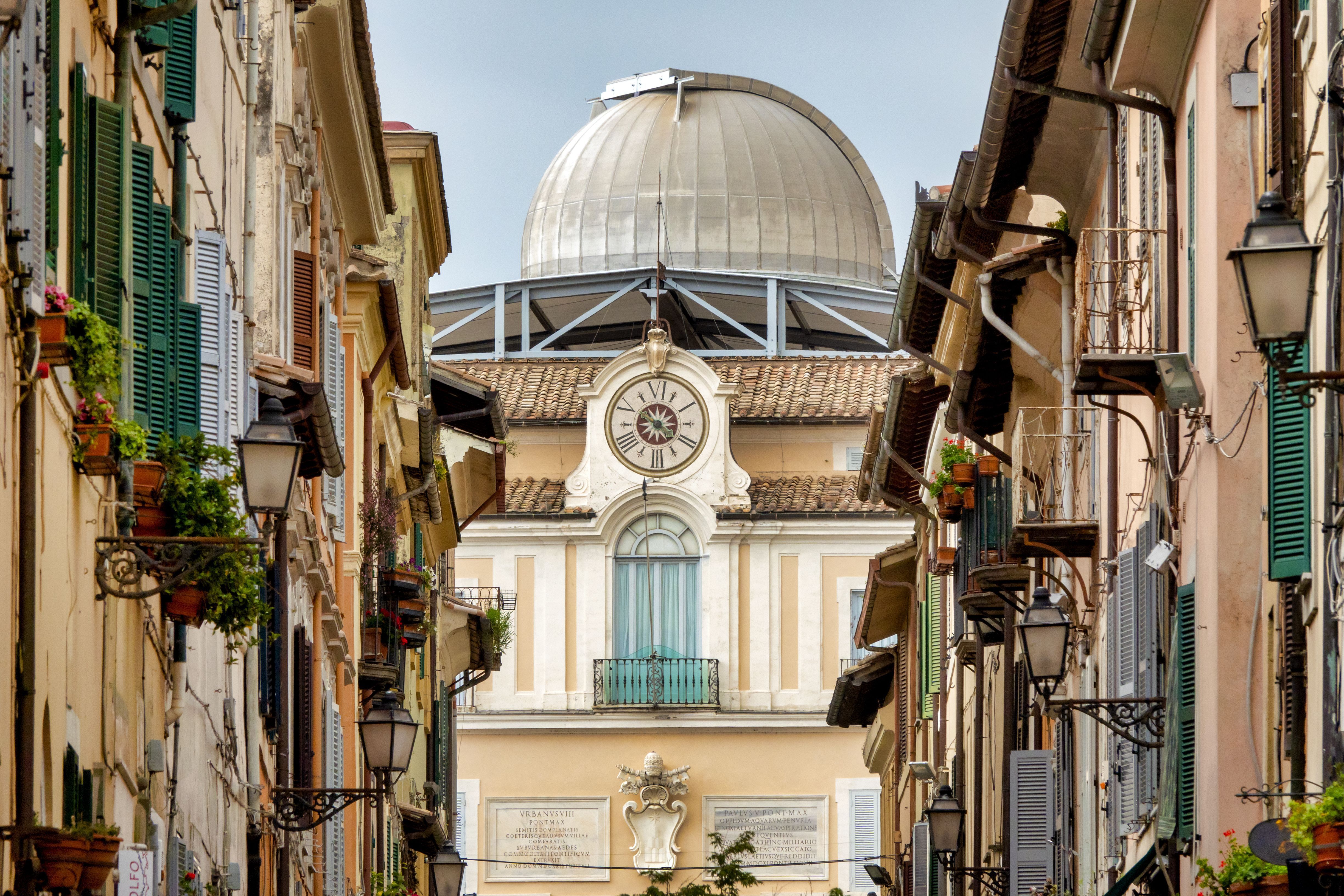 Fachada do Palácio Apostólico e do Observatório do Vaticano, no Castel Gandolfo • only fabrizio/ iStock Editorial / Getty Images Plus