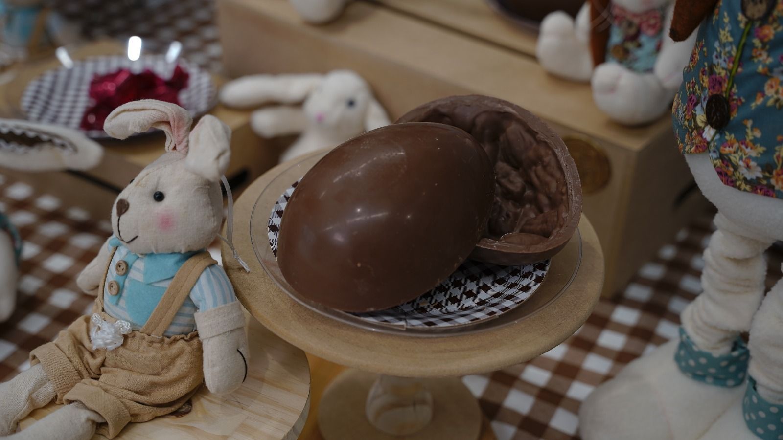 Em segundo lugar a marca Mariana Junqueira, com o ovo de chocolate belga puxa-puxa de caramelo com nozes pecan caramelizadas com mel e flor de sal • Divulgação CNN