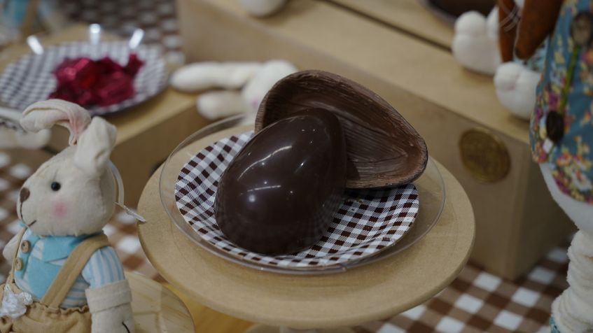 Em terceiro lugar o ovo da Zulcare com casca de chocolate meio amargo recheada com caramelo salgado e uma camada de pasta de castanha-de-caju e tahine com massa kneff • Divulgação CNN