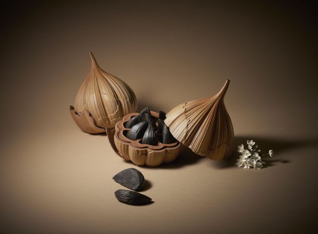 "Ebony Treasure" é ovo de Páscoa que leva alho negro na receita e que tem formato do ingrediente • Laurent Fau/Divulgação
