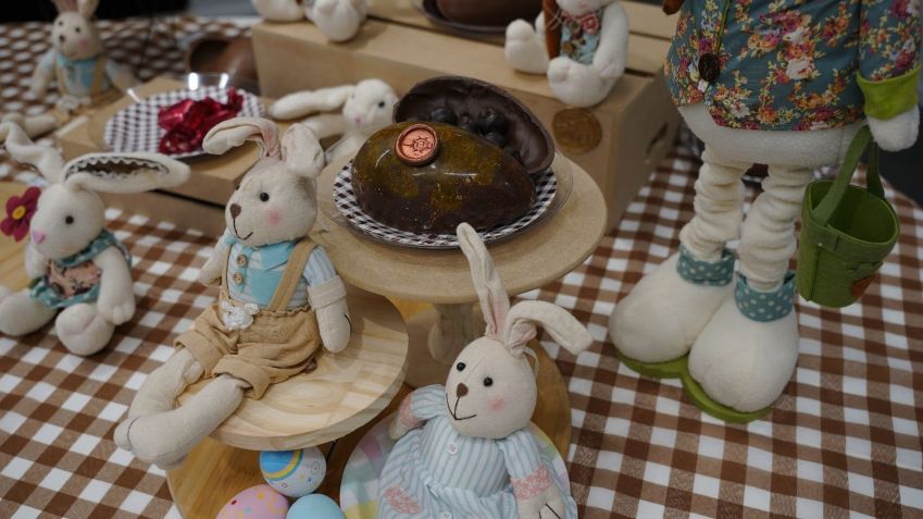 Ovo da Le Cordon Bleu Brasil, com chocolate com recheio de praliné de pé de moleque com drágeas de praliné de amendoim - ganhador da degustação CNN Viagem & Gastronomia 2025 • Divulgação CNN
