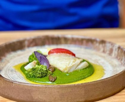 Confira a receita de bacalhau com vegetais e purê de ervilha do chef Rafa Gomes