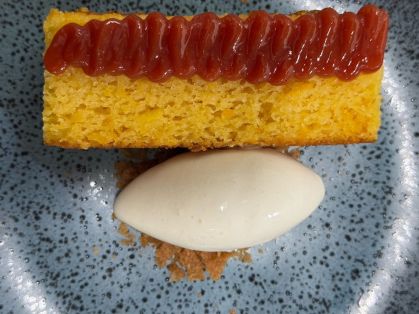 Aprenda a fazer um bolo de milho com calda de goiabada irresistível