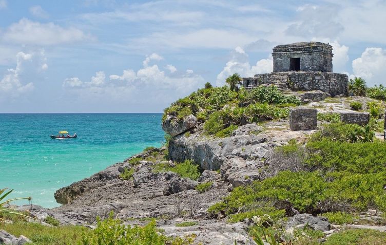 Ruínas e mar azul são comuns na Riviera Maya • Wikimedia Commons