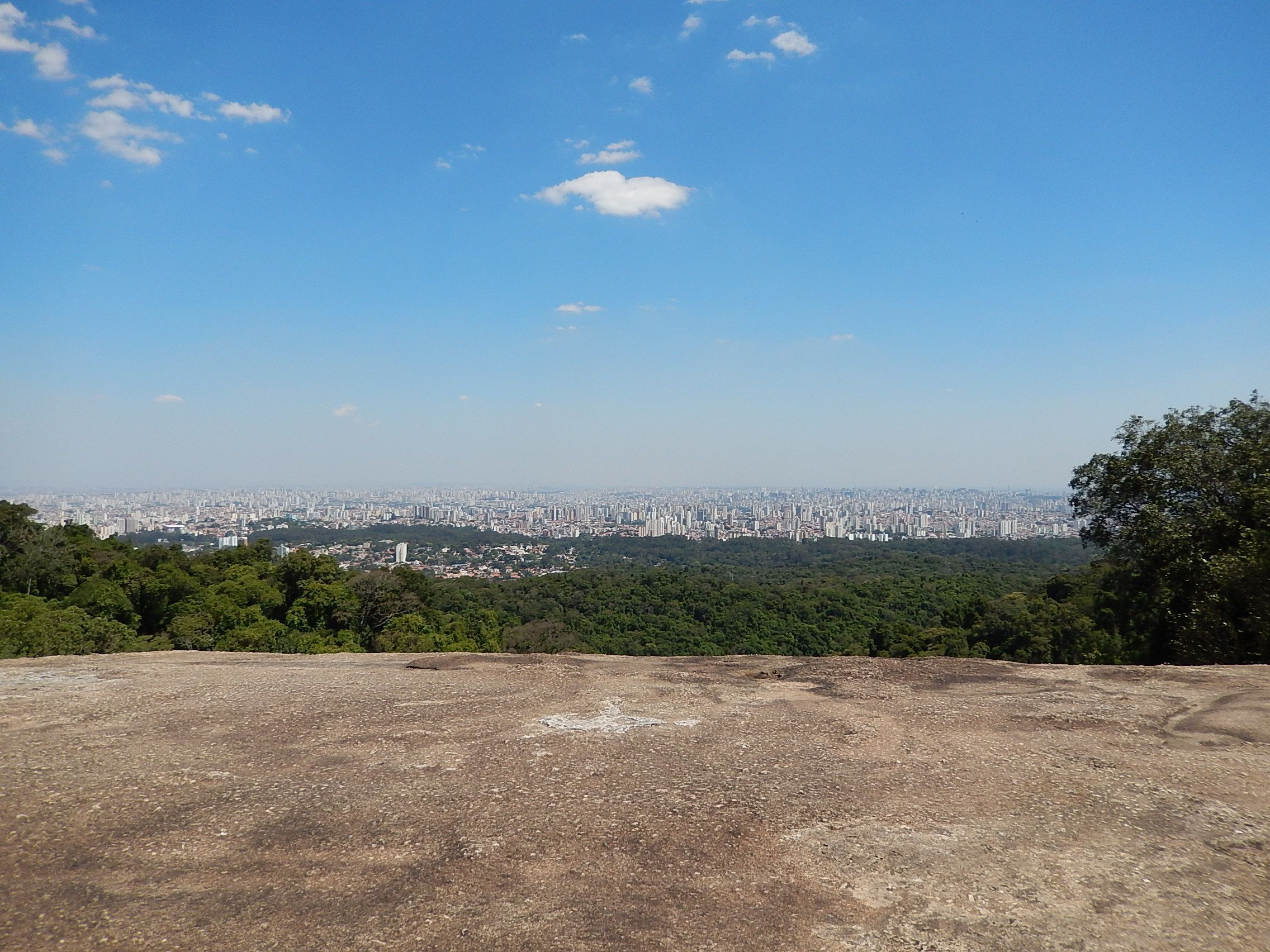 Trilha da Pedra Grande é difícil, mas oferece bela vista da cidade de SP • Divulgação/Governo do Estado de São Paulo