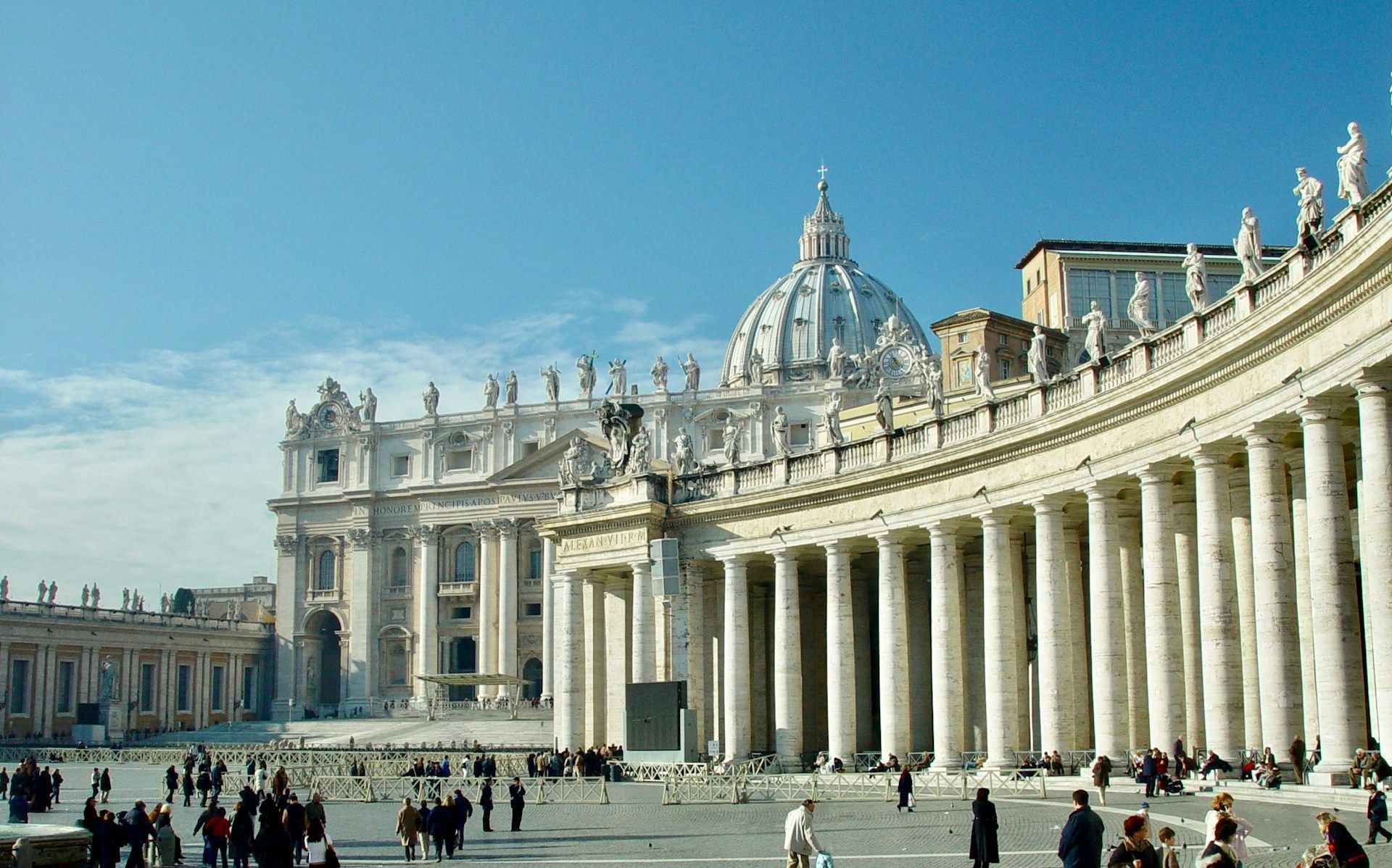 Colunata e Basílica de São Pedro, no Vaticano • Unsplash