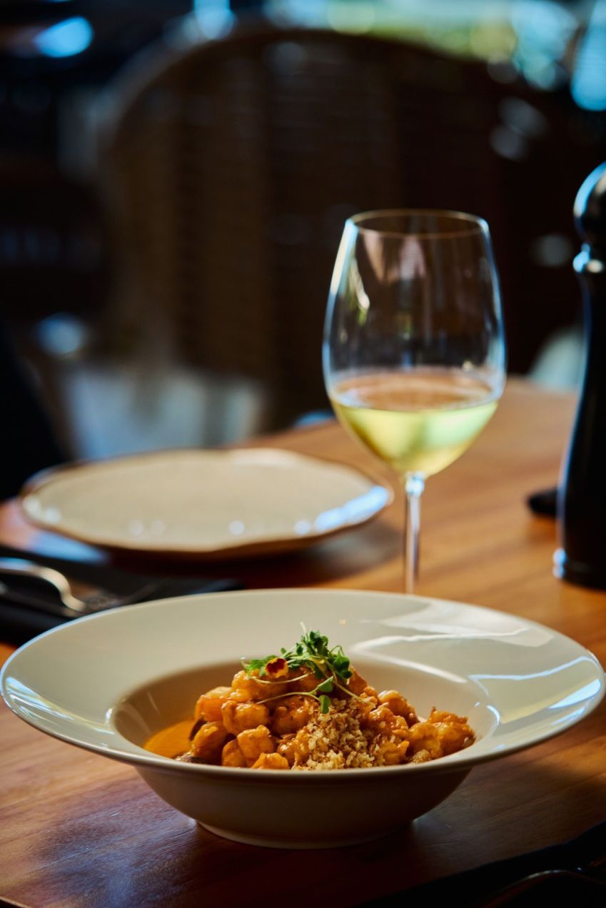 Nhoque de banana-da-terra grelhado ao molho de camarão cremoso é a sugestão do Baleia Rio's para o Dia das Mães • Prestto
