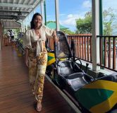 Daniela Filomeno no bobsled do parque Mystic Mountain, na Jamaica
